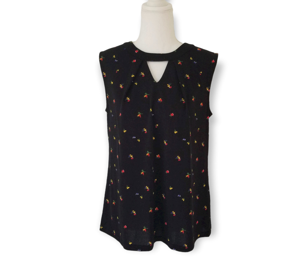 Attention Sophisticated top style with Small keyhole at front neck - Size M